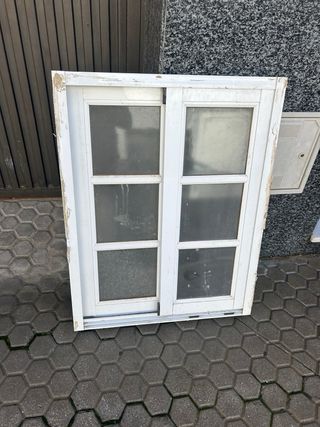 Ventana de aluminio blanca