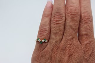 Anillo pico verde de oro 18k ,1,36gr Ref .G-037.