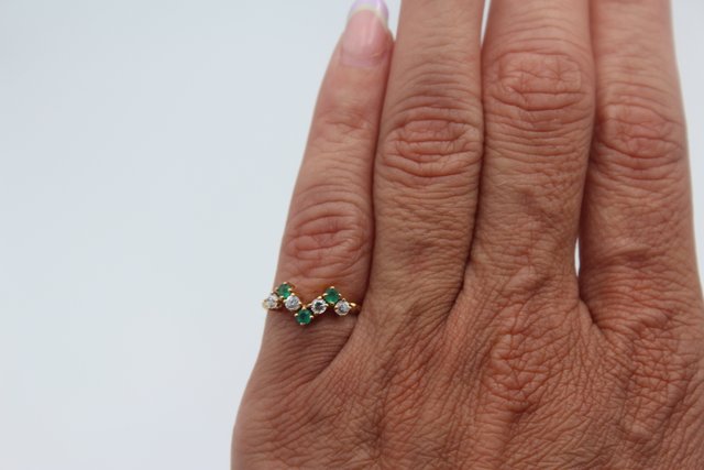 Anillo pico verde de oro 18k ,1,36gr Ref .G-037.