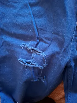 Pantalón vaquero azul con rotos