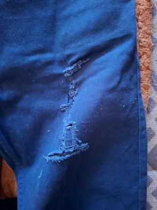Pantalón vaquero azul con rotos
