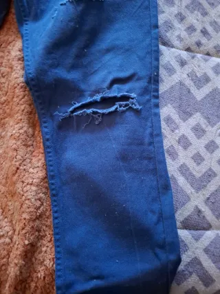 Pantalón vaquero azul con rotos