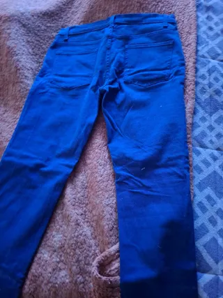 Pantalón vaquero azul con rotos