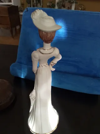 Figura porcelana mujer antigua Galos