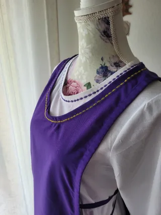 Traje medieval mujer púrpura y blanco