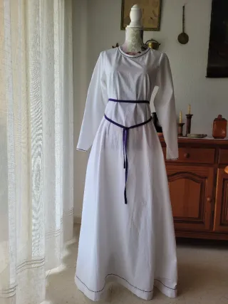 Traje medieval mujer púrpura y blanco