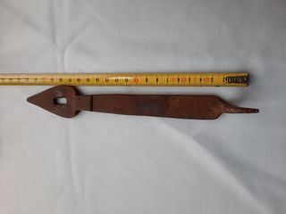 Pieza de un pestillo antiguo de hierro forjado.