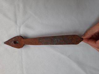 Pieza de un pestillo antiguo de hierro forjado.