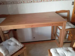 Mesa alta de madera con 4 taburetes