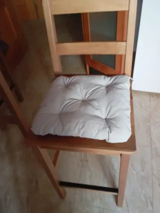 Mesa alta de madera con 4 taburetes