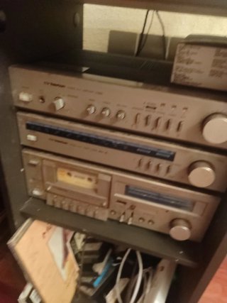 Equipo de sonido Hi-Fi Teleton en color plateado.