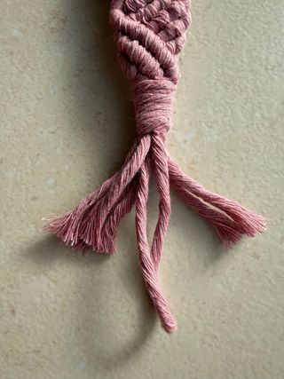 Prendedor Chupeta Macramé Artesanal Urso Madeira