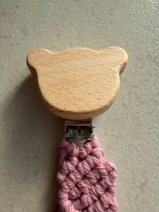 Prendedor Chupeta Macramé Artesanal Urso Madeira