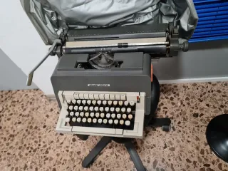Máquina de escribir Olivetti Línea 98