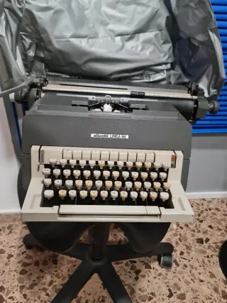 Máquina de escribir Olivetti Línea 98
