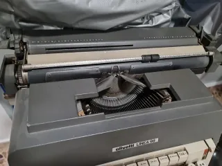 Máquina de escribir Olivetti Línea 98