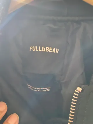 Chaqueta Corta Impermeable Pull&Bear Negra