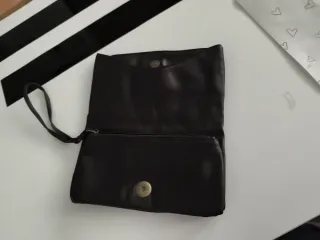 Cartera marrón con tachuelas doradas