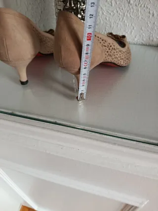 Zapatos ante mujer