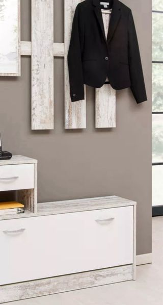 Ingresso moderno con specchio, appendiabiti e scarpiera