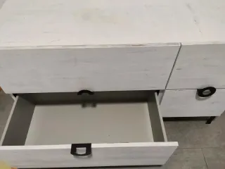 Mueble blanco y negro con patas metálicas