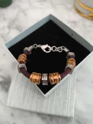 Pulsera Cuero Granate y Acero Dorado