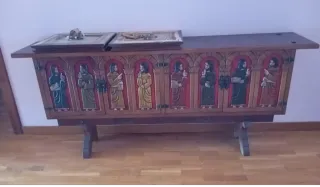 Este mueble es un aparador de estilo medieval.
