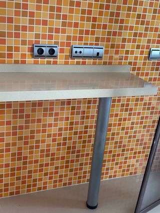 Barra de cocina con encimera de cuarzo beige