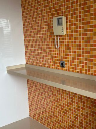 Barra de cocina con encimera de cuarzo beige