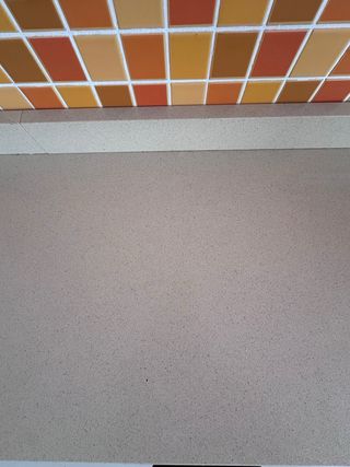 Barra de cocina con encimera de cuarzo beige