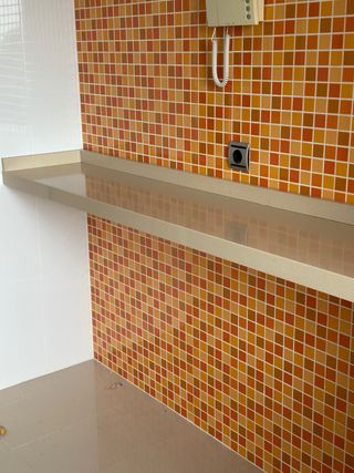 Barra de cocina con encimera de cuarzo beige