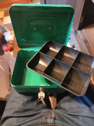 Caja de caudales metálica pequeña