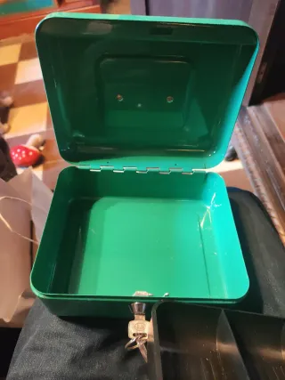 Caja de caudales metálica pequeña