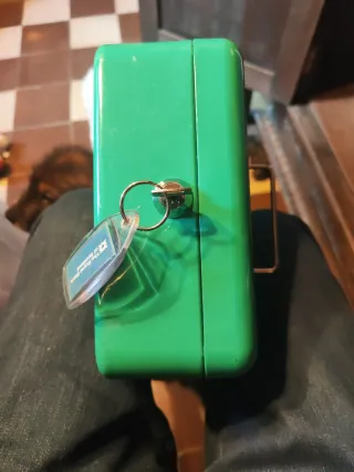 Caja de caudales metálica pequeña