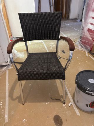 Silla o sillón con reposabrazos de madera