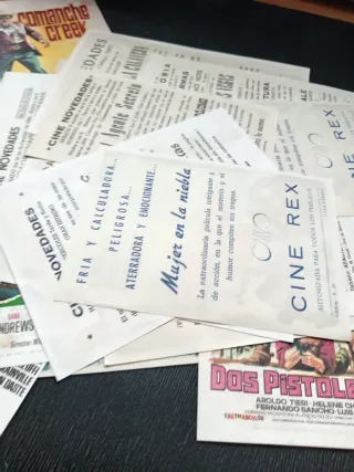 645 Carteles de Cine Mano