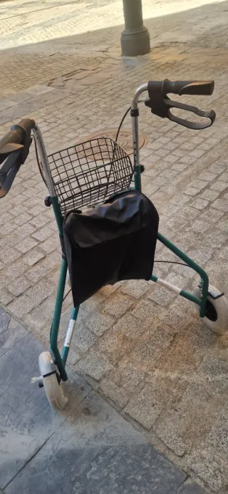Andador 3 ruedas con cesta y bolsa