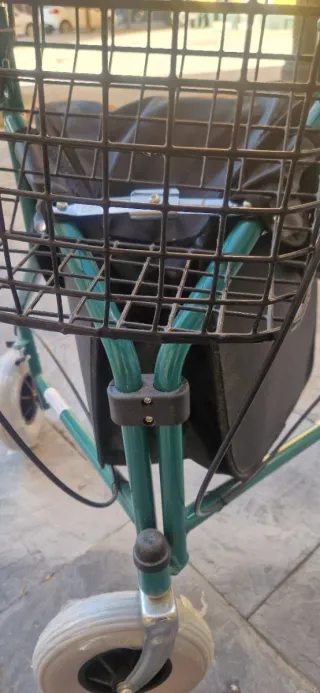 Andador 3 ruedas con cesta y bolsa
