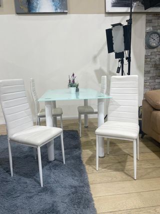 Conjunto comedor cristal y 4 sillas negras