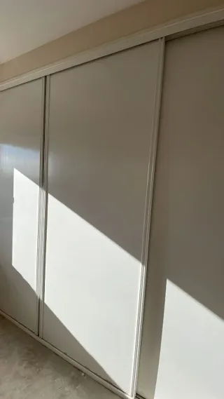 Armario corredero plateado y blanco
