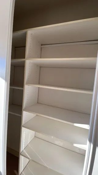 Armario corredero plateado y blanco