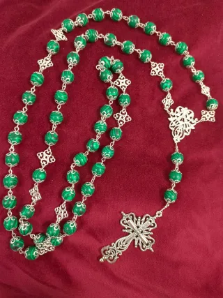 Rosario Filigrana Oro y Verde para Vírgenes titula