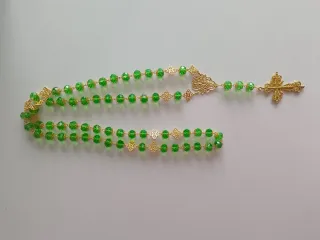 Rosario Filigrana Oro y Verde para Vírgenes titula