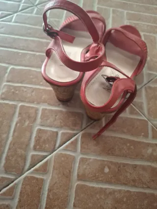Sandalias rojas adornadas talla 41