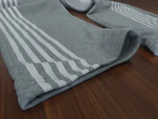 Fato de treino cinzento com fecho