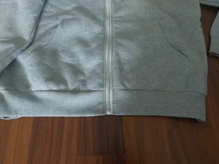 Fato de treino cinzento com fecho