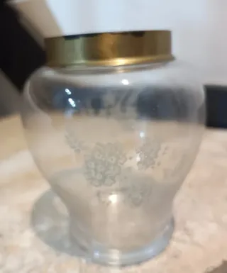 Vasetto vintage in vetro con decorazioni floreali