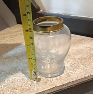 Vasetto vintage in vetro con decorazioni floreali