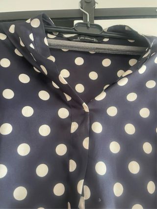 Blusón azul con lunares blancos