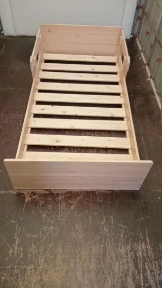 Cama baja de madera